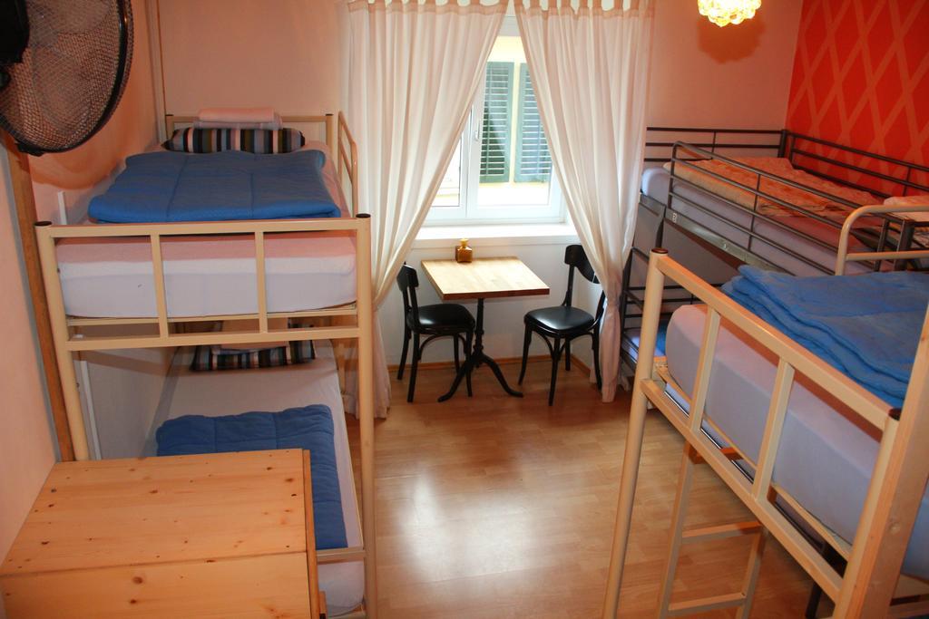 Budget Bed 6-Bed Mixed Dormitory Room